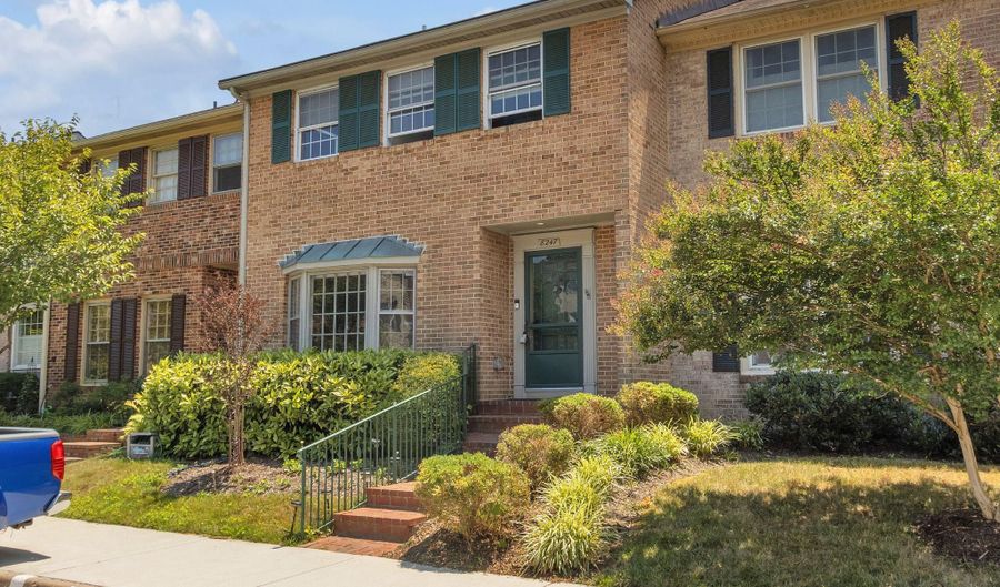 8247 CLIFTON FARM Ct, Alexandria, VA 22306 - 3 Beds, 4 Bath