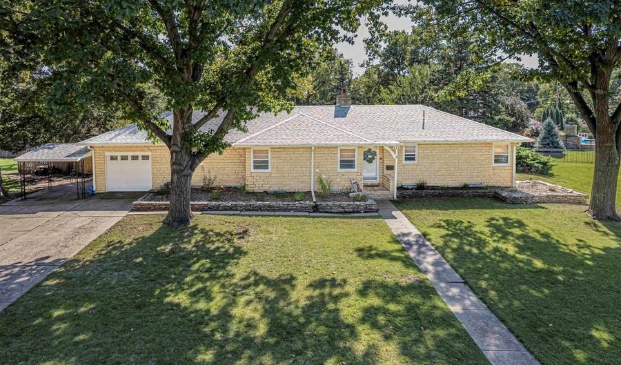 111 Moyne Dr, Abilene, KS 67410 - 4 Beds, 3 Bath