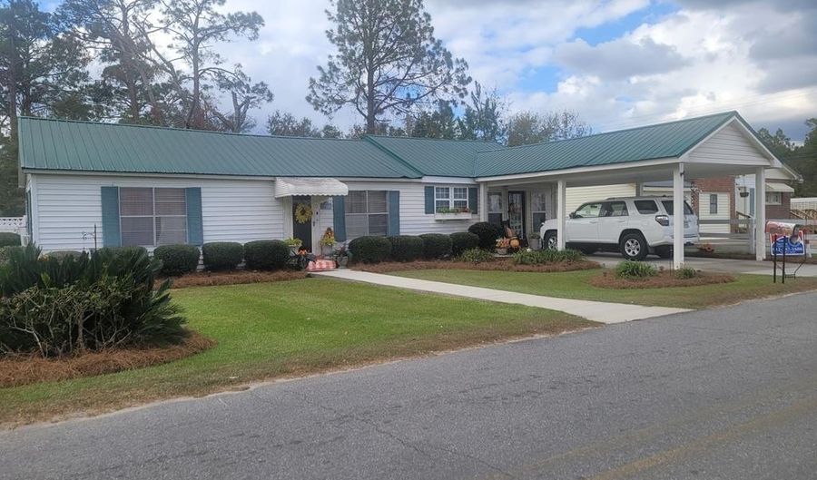 30 S MCCRORIE St, Baxley, GA 31513 - 2 Beds, 2 Bath