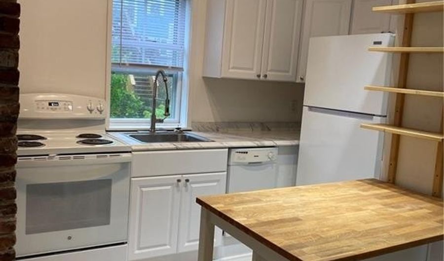 15 Clinton Ave 2, Newport, RI 02840 - 2 Beds, 1 Bath