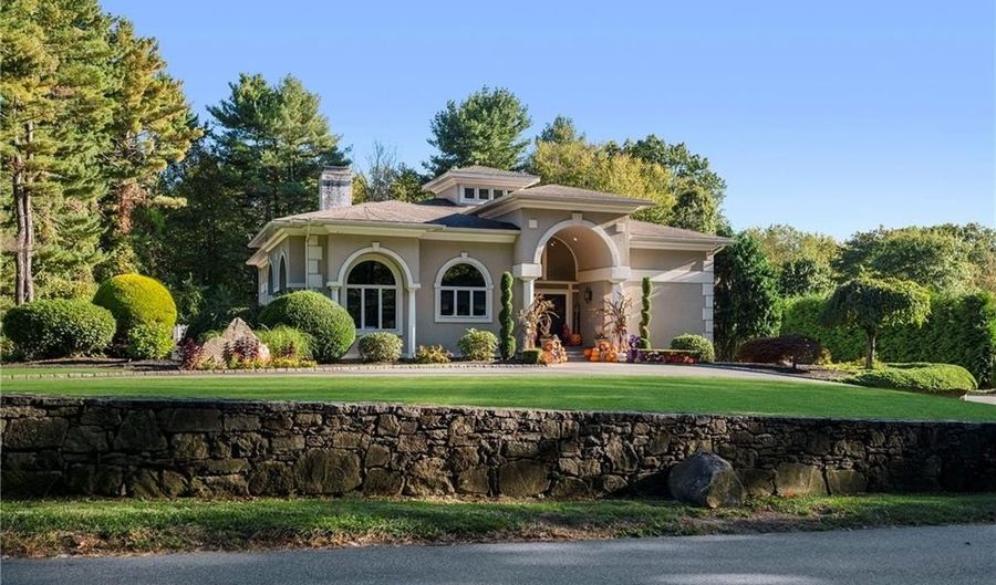 55 Wilbur Rd, Lincoln, RI 02865 - 3 Beds, 4 Bath