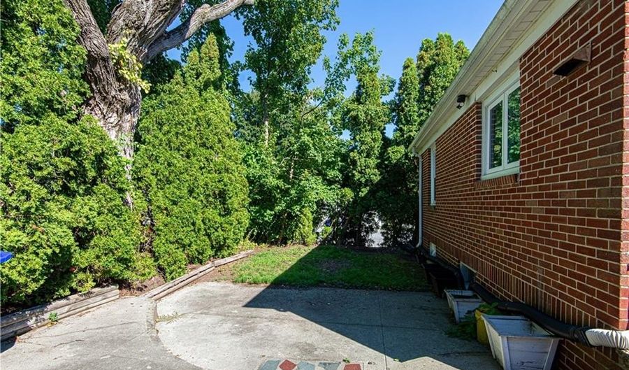 29 OLNEY Ave, North Providence, RI 02911 - 2 Beds, 2 Bath