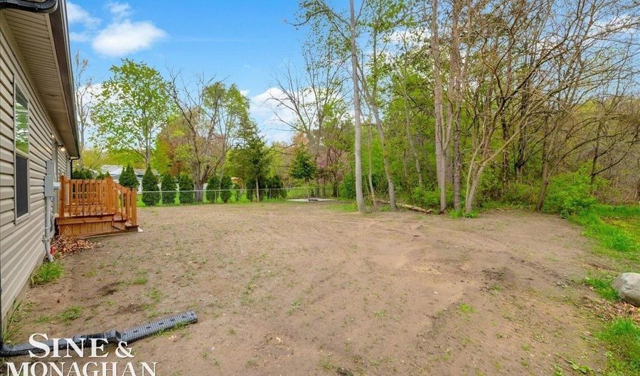 2060 Washington St, Algonac, MI 48001 - 3 Beds, 2 Bath