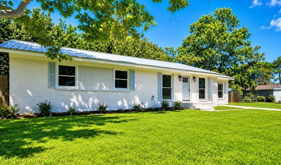 53 Bay Shore Dr, Apalachicola, FL 32320 - 3 Beds, 2 Bath