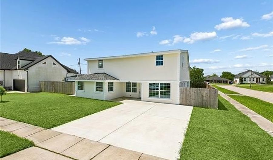300 CHINCHILLA Dr, Arabi, LA 70032 - 4 Beds, 3 Bath