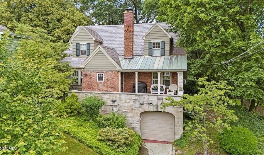 73 Oakwood St, Albany, NY 12208 - 4 Beds, 2 Bath