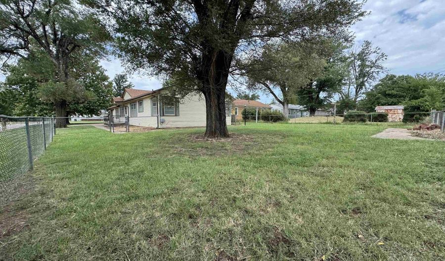 1120 W Cypress Ave, Arkansas City, KS 67005 - 3 Beds, 1 Bath