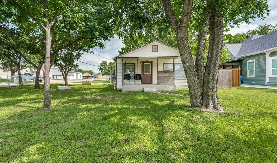 201 E Davis Ave, Alvarado, TX 76009 - 3 Beds, 1 Bath