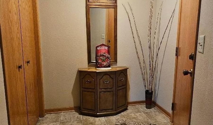 1015 CIRCLE Dr, Aberdeen, SD 57401 - 2 Beds, 2 Bath