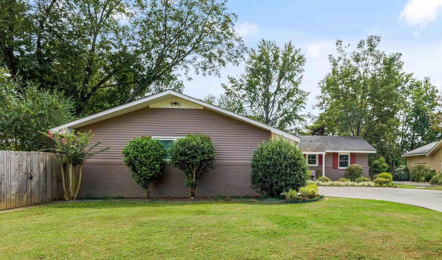 18 Sandra Ln, Athens, AL 35611 - 3 Beds, 2 Bath