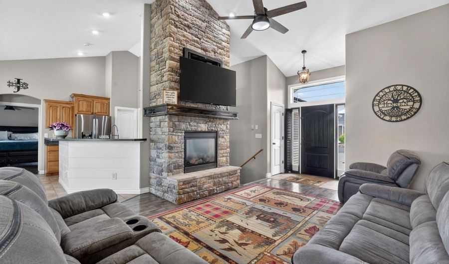 1070 Patriot St, Chubbuck, ID 83202 - 5 Beds, 3 Bath