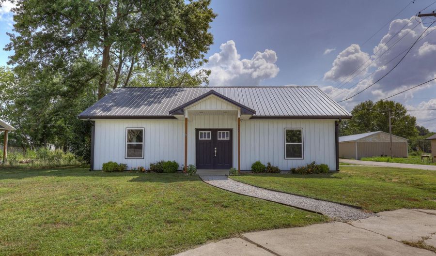 522 W 2nd St, Baxter Springs, KS 66713 - 2 Beds, 1 Bath
