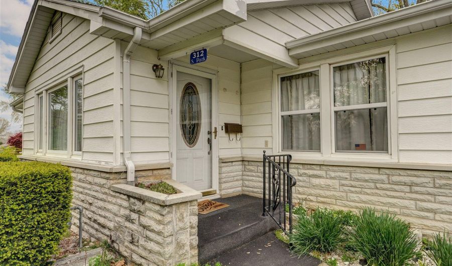 312 S Park Ave, Aurora, MO 65605 - 3 Beds, 2 Bath