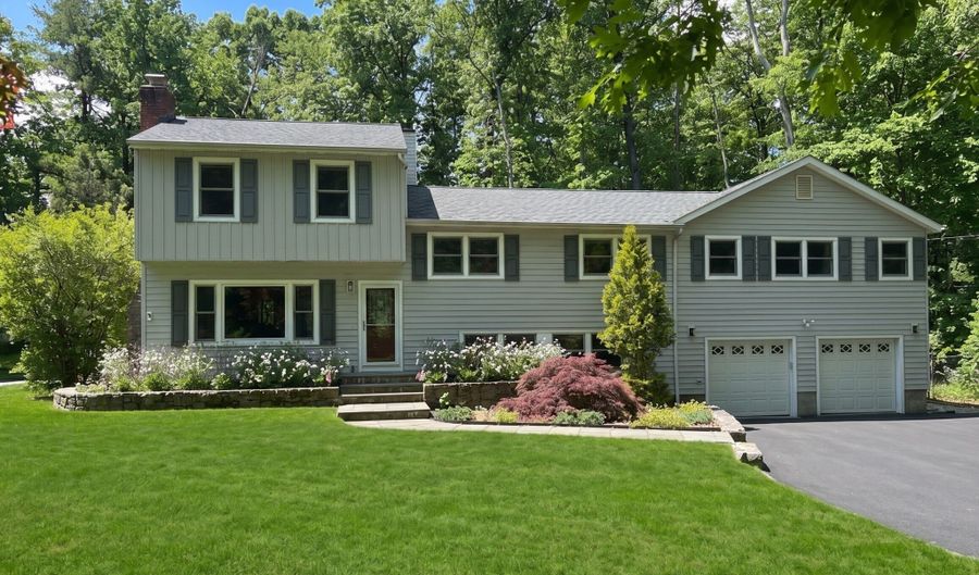 8 Marilyn Rd, Brookfield, CT 06804 - 4 Beds, 4 Bath