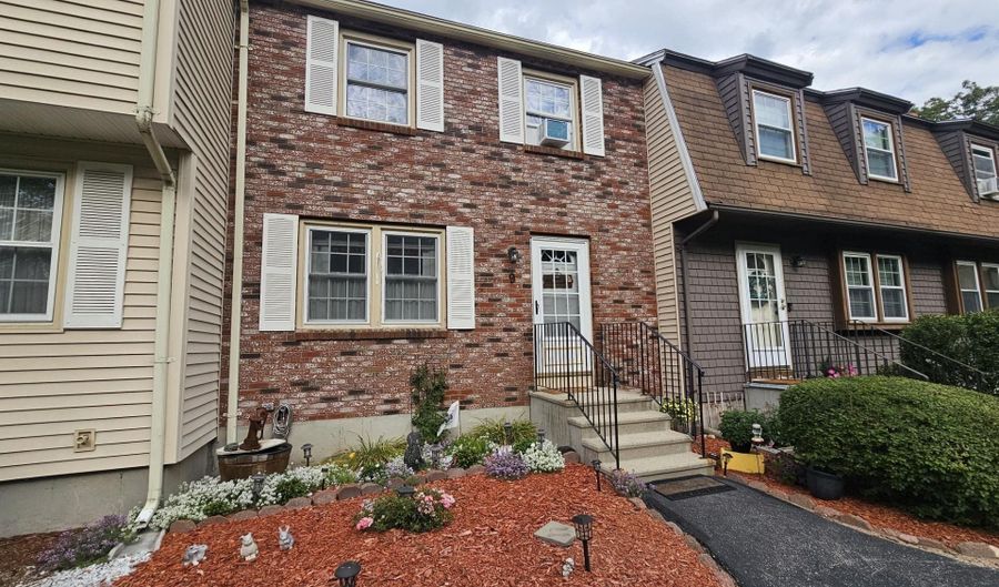 9 Stonegate Ln, Derry, NH 03038 - 2 Beds, 2 Bath