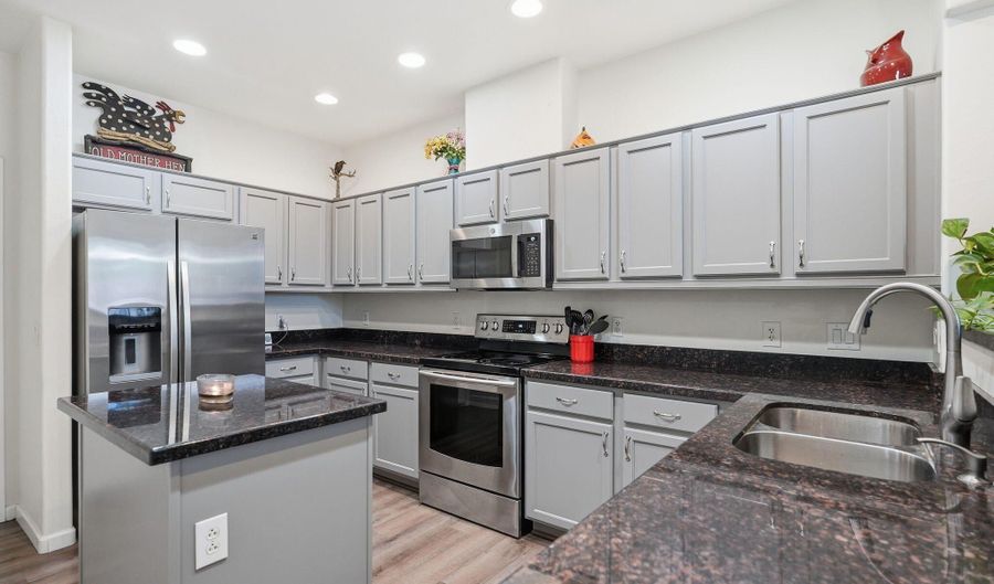 42424 N GAVILAN PEAK Pkwy 28102, Anthem, AZ 85086 - 3 Beds, 3 Bath