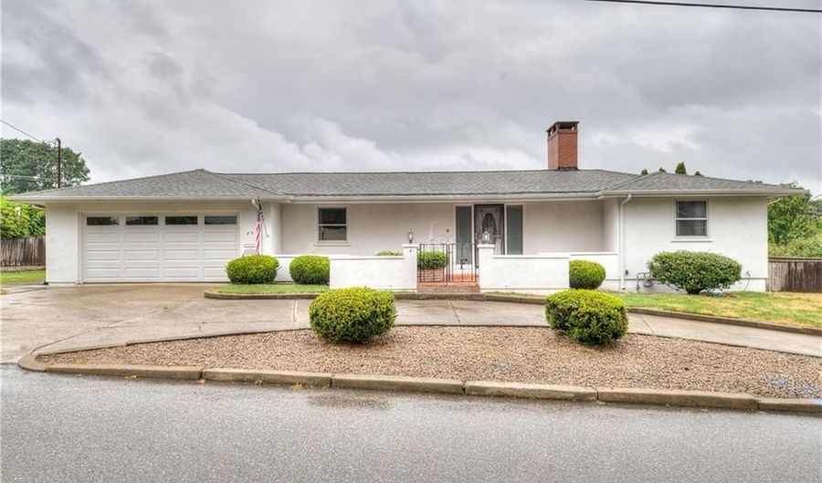 75 Selma St, Cranston, RI 02920 - 2 Beds, 3 Bath