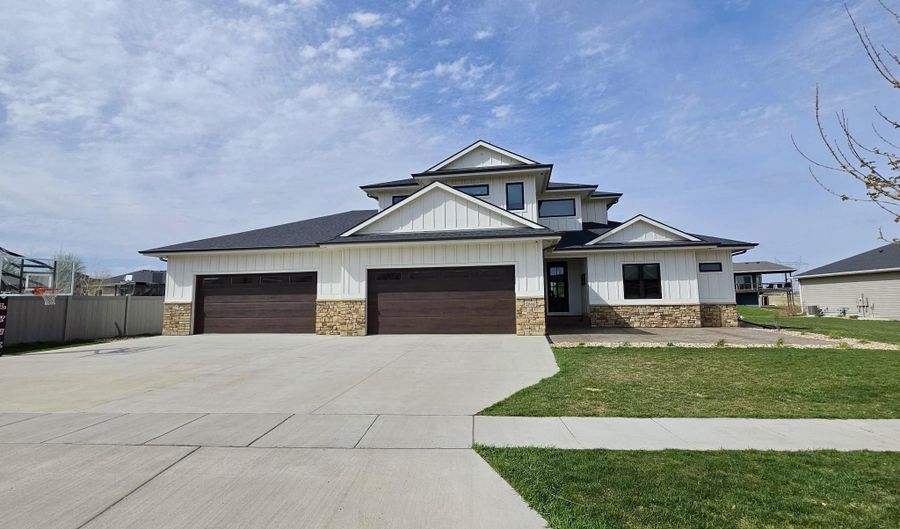 2816 E Sunflower Cir, Brandon, SD 57005 - 6 Beds, 5 Bath