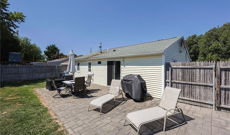 6 Scott Ln, Bristol, RI 02809 - 3 Beds, 1 Bath