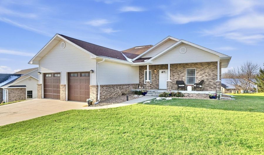 907 S 25th St, Beatrice, NE 68310 - 4 Beds, 3 Bath