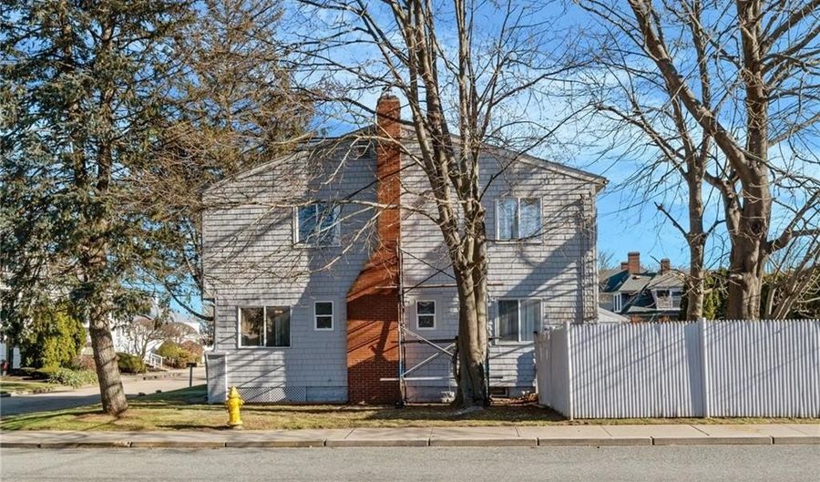 16 Courtway St, Narragansett, RI 02882 - 4 Beds, 2 Bath