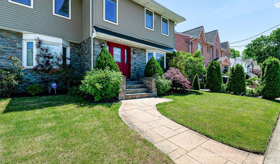 3 Grant Ave, Albertson, NY 11507 - 5 Beds, 3 Bath