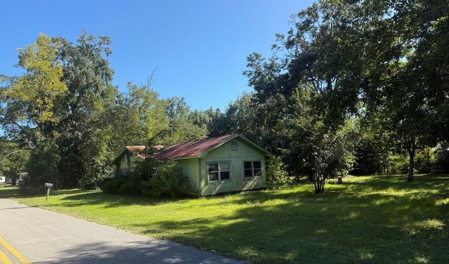 128 16th St, Apalachicola, FL 32320 - 3 Beds, 1 Bath