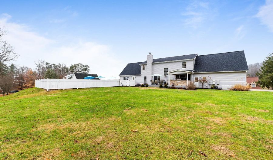 8 Country Oaks Dr, Barboursville, WV 25504 - 5 Beds, 4 Bath
