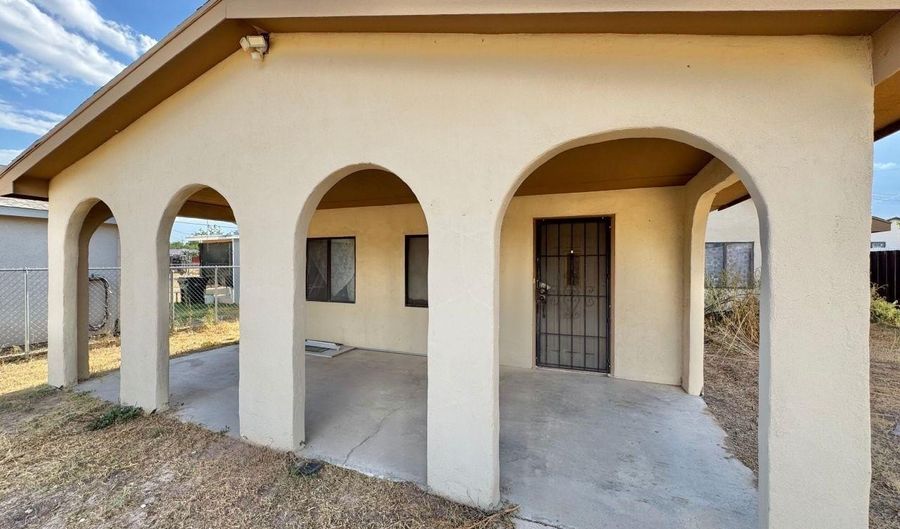 2305 Violet St, Carlsbad, NM 88220 - 3 Beds, 2 Bath