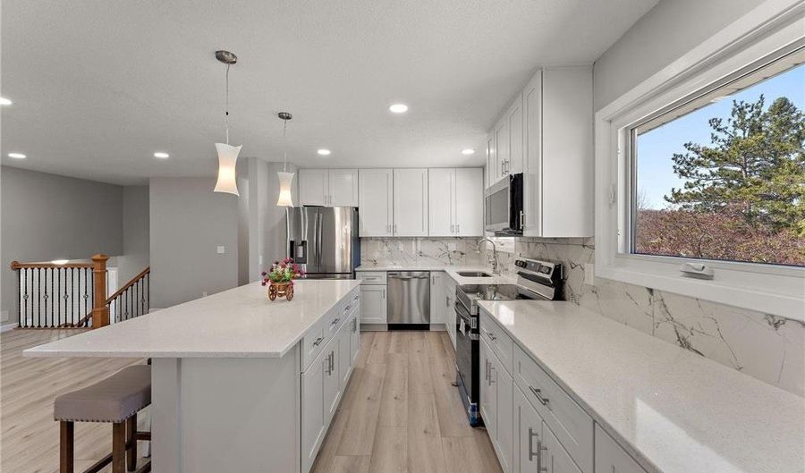 13804 Euclid Ct, Apple Valley, MN 55124 - 5 Beds, 2 Bath