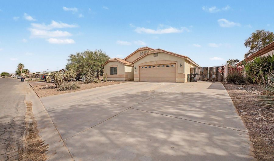 9051 W RAVEN Dr, Arizona City, AZ 85123 - 3 Beds, 2 Bath
