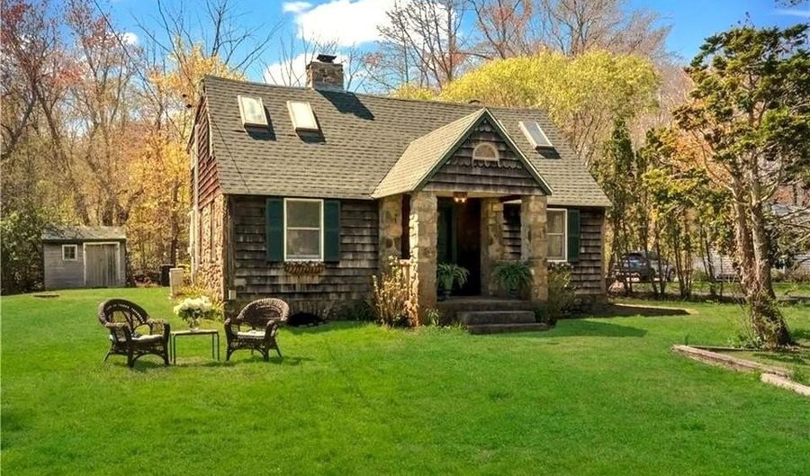 1 Mohawk Trl, Narragansett, RI 02882 - 3 Beds, 2 Bath