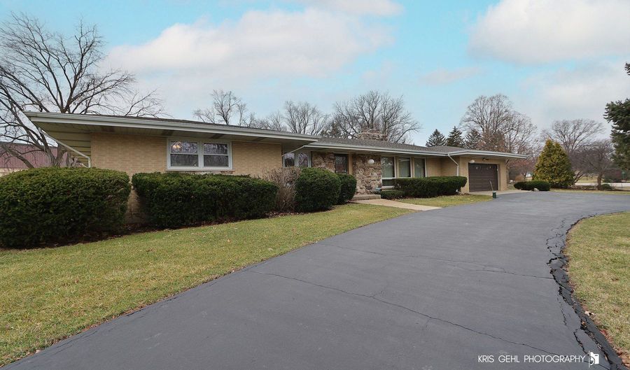 20 W371 Diversey Ave, Addison, IL 60101 - 4 Beds, 3 Bath