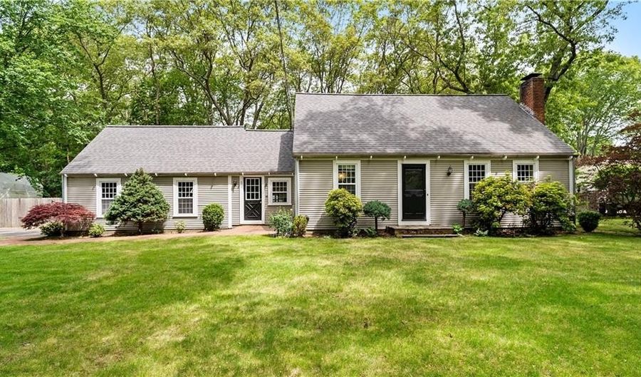 689 Middle Rd, East Greenwich, RI 02818 - 3 Beds, 2 Bath