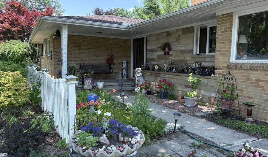 916 Hillcrest Dr, Adrian, MI 49221 - 4 Beds, 3 Bath