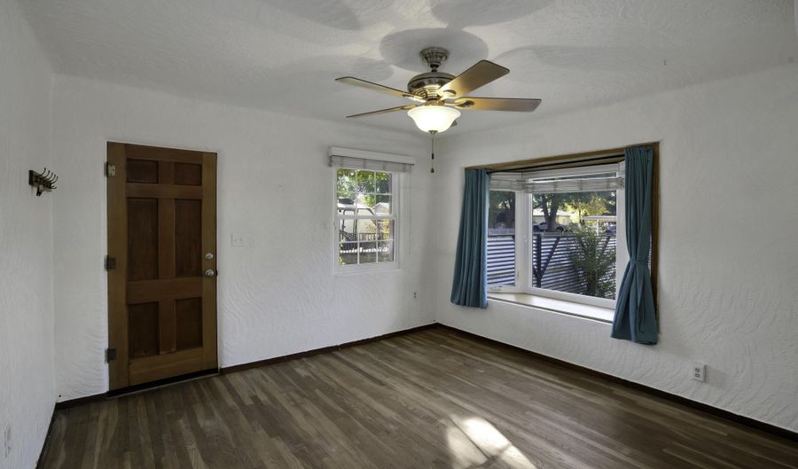 817 MCCOY Ave, Aztec, NM 87410 - 2 Beds, 1 Bath