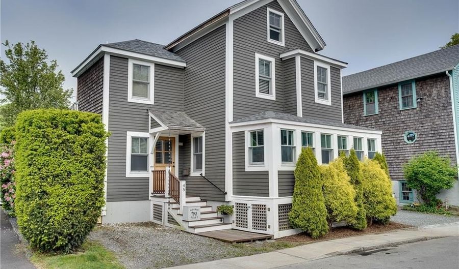 45 Burnside Ave, Newport, RI 02840 - 3 Beds, 2 Bath
