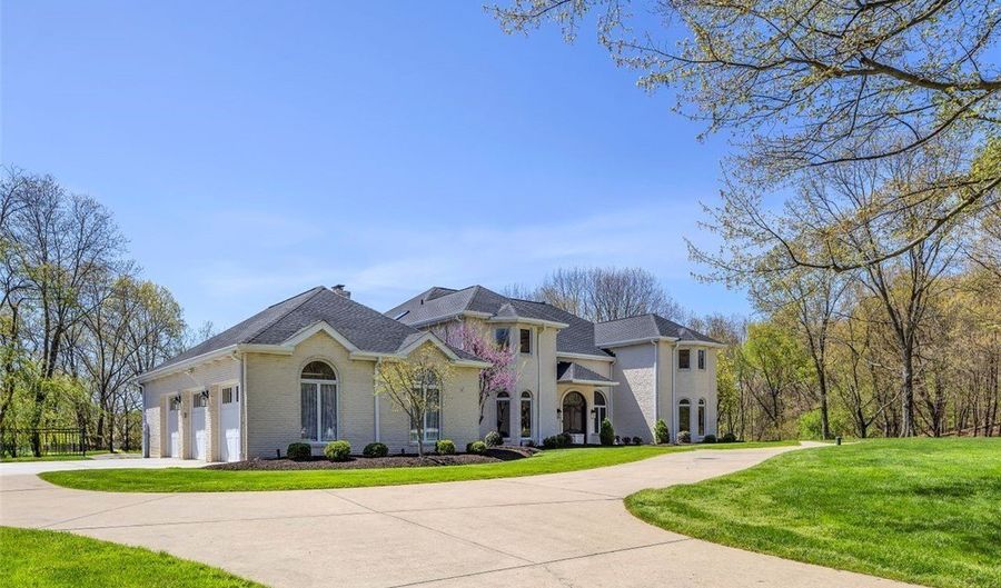 118 Lakeland Dr, Adams Twp., PA 16046 - 4 Beds, 6 Bath