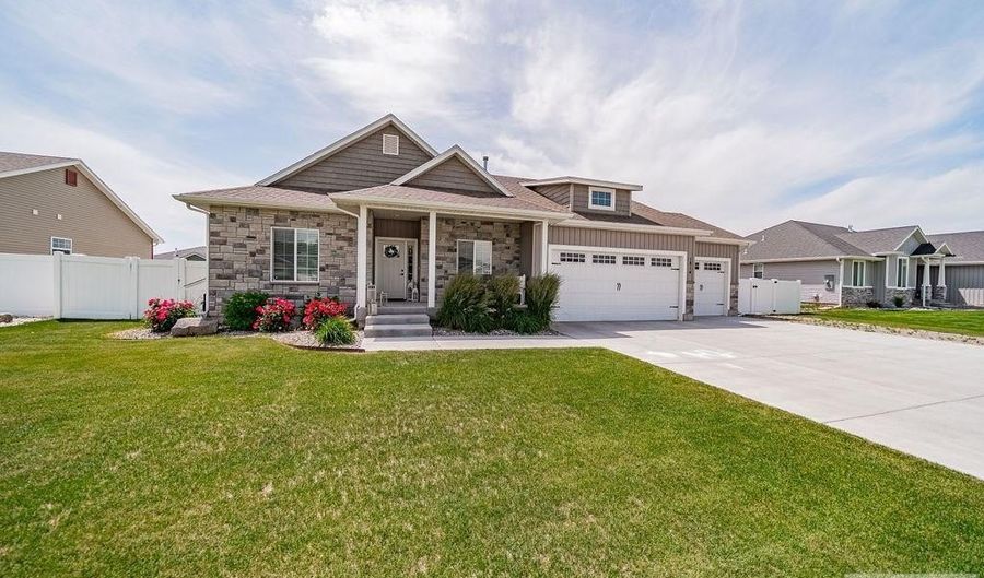 1814 47th St, Ammon, ID 83406 - 7 Beds, 3 Bath