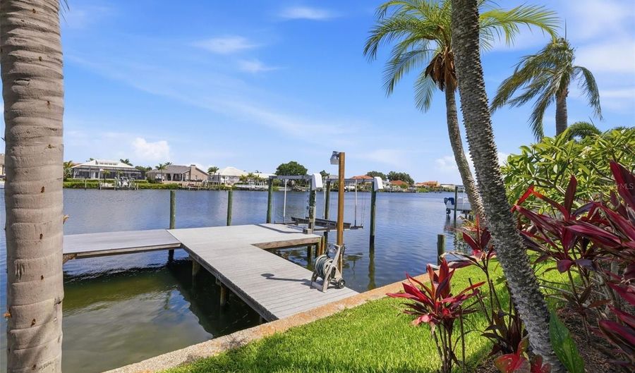 831 CHIPAWAY Dr, Apollo Beach, FL 33572 - 4 Beds, 2 Bath