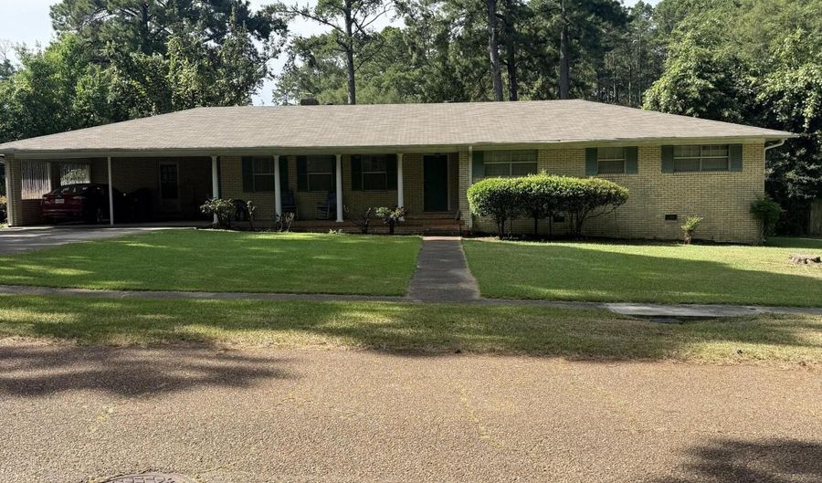 513 Charles St, Brookhaven, MS 39601 - 4 Beds, 3 Bath