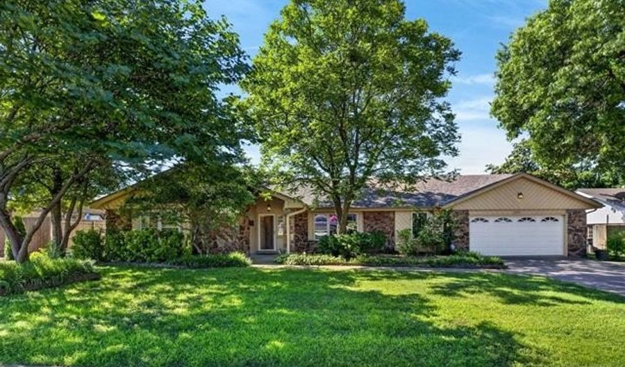 2423 Chapel Hl, Bartlesville, OK 74006 - 3 Beds, 3 Bath