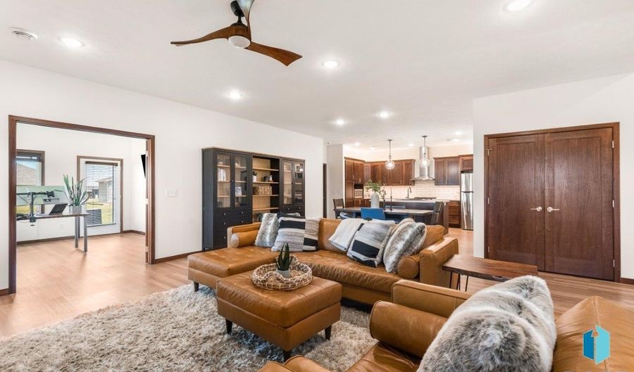 1528 W Autumn Cir, Brandon, SD 57005 - 3 Beds, 2 Bath