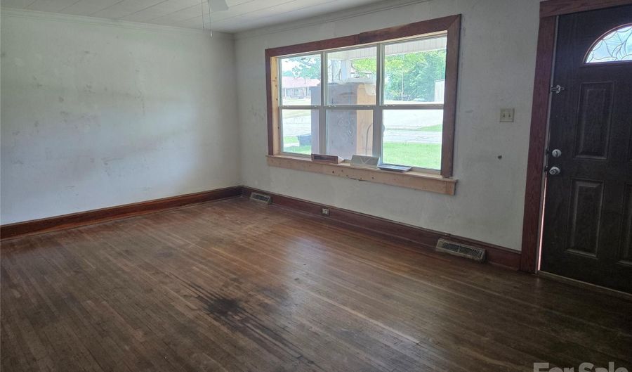 1127 N Mountain St, Blacksburg, SC 29702 - 4 Beds, 1 Bath