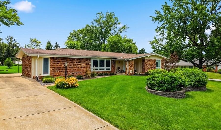 409 Mayfair Dr, Ballwin, MO 63011 - 4 Beds, 3 Bath