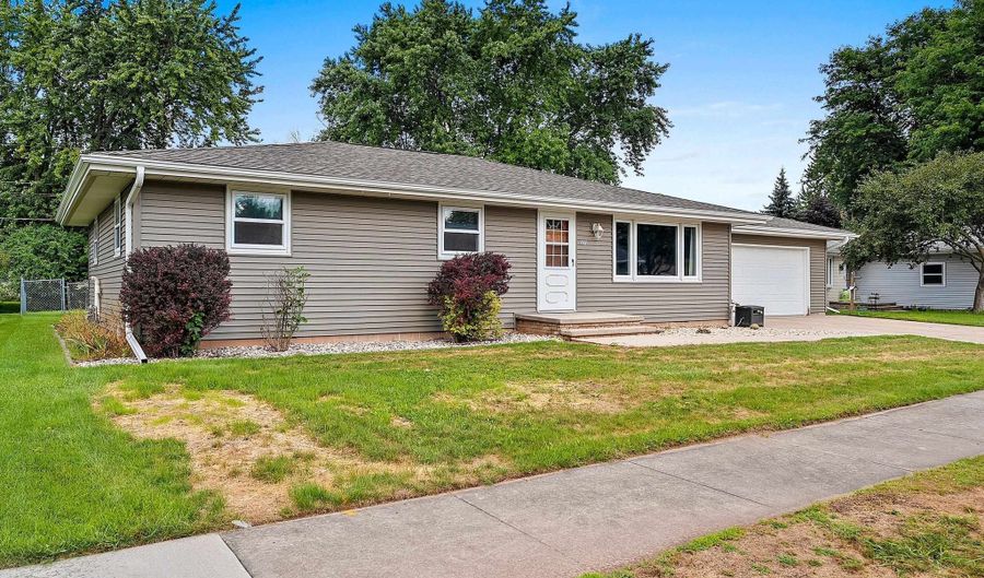 1201 S LEE St, Appleton, WI 54915 - 3 Beds, 2 Bath