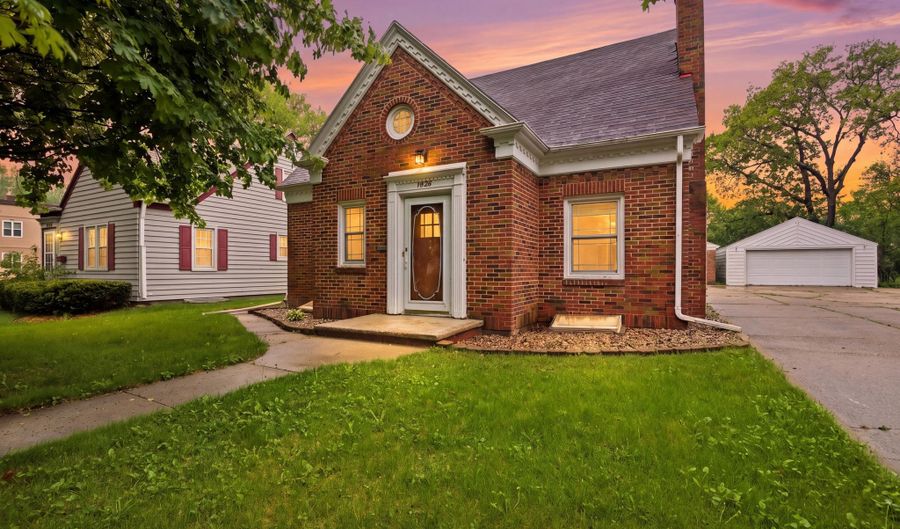 1424 S Main St, Aberdeen, SD 57401 - 3 Beds, 3 Bath