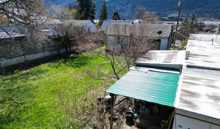 311 W LINCOLN St, Bingen, WA 98605 - 2 Beds, 1 Bath
