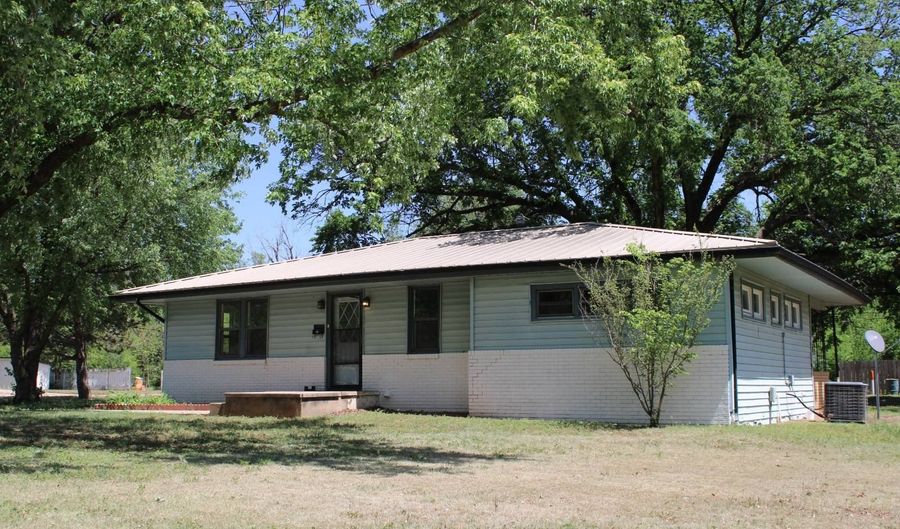 423 N Madison, Anthony, KS 67003 - 3 Beds, 2 Bath