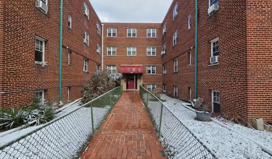 20 CHESAPEAKE St SE 38, Washington, DC 20032 - 1 Beds, 1 Bath